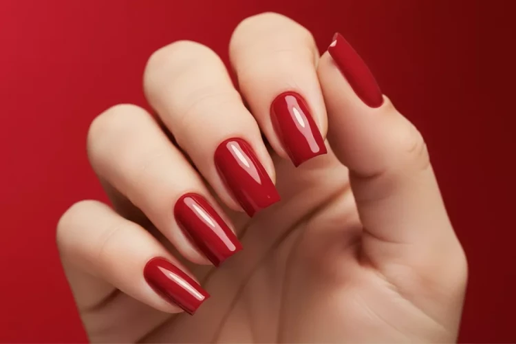 lakier_hybrydowy_gel_polish_442_LadiesLoveRed_stylizacja_1200x800_0319.webp