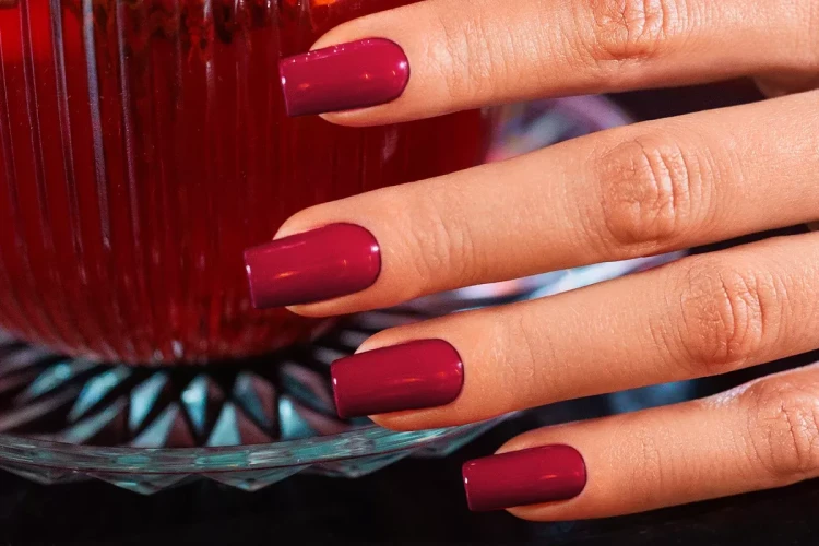 lakier_hybrydowy_gel_polish_441_LadiesLoveRed_stylizacja_1200x800_b65c.webp