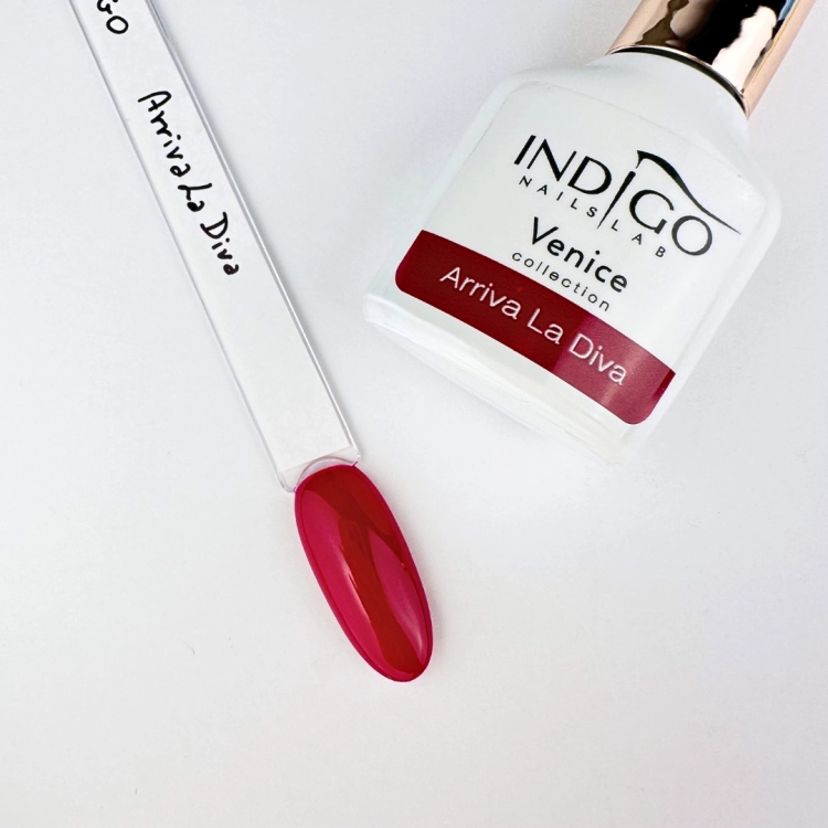 ARRIVA LA DIVA nail.jpg